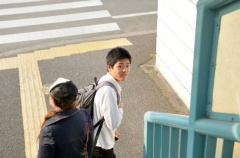 歩道橋から降りる際、後方確認をしている様子