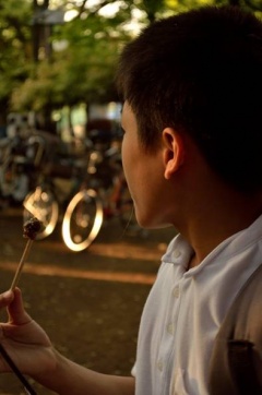べっこう飴を食べながら夕陽を眺める様子